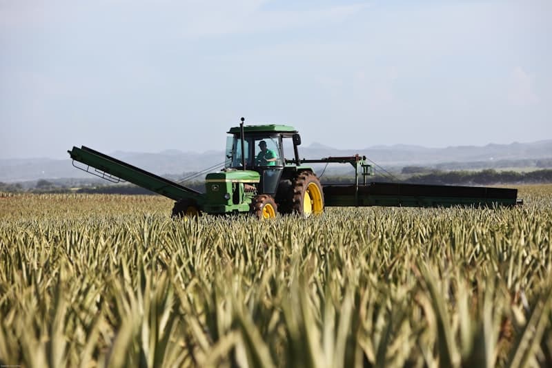 John Deere 8R 340 em campo agrícola
